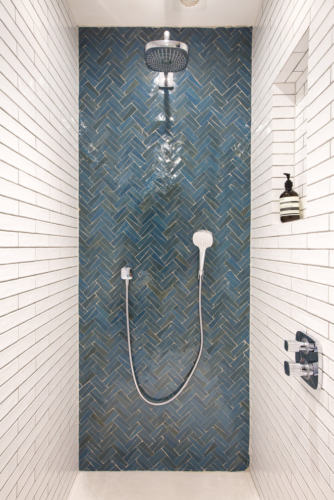Idéer för stora funkis en-suite badrum, med en öppen dusch, blå kakel, keramikplattor, vita väggar, klinkergolv i keramik, vitt golv och med dusch som är öppen