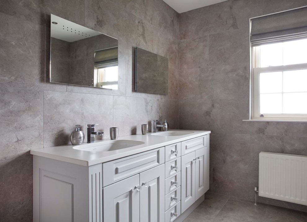 Mittelgroßes Modernes Badezimmer En Suite mit Schrankfronten mit vertiefter Füllung, grauen Schränken, beigen Fliesen, Keramikfliesen, Keramikboden und Quarzit-Waschtisch in Belfast