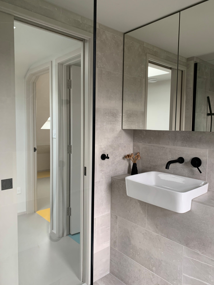 Idéer för ett litet modernt grå badrum med dusch, med luckor med glaspanel, en öppen dusch, en vägghängd toalettstol, grå kakel, porslinskakel, grå väggar, klinkergolv i porslin, ett nedsänkt handfat, kaklad bänkskiva, grått golv och med dusch som är öppen