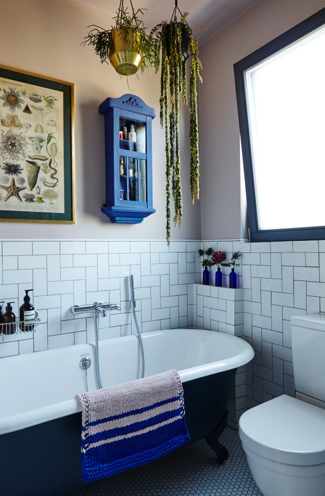 Cette image montre une petite salle de bain traditionnelle pour enfant avec une baignoire indépendante, une douche d'angle, WC séparés, un carrelage blanc, des carreaux de céramique, un mur rose, un sol en carrelage de céramique, un lavabo suspendu, un sol blanc et une cabine de douche à porte battante.