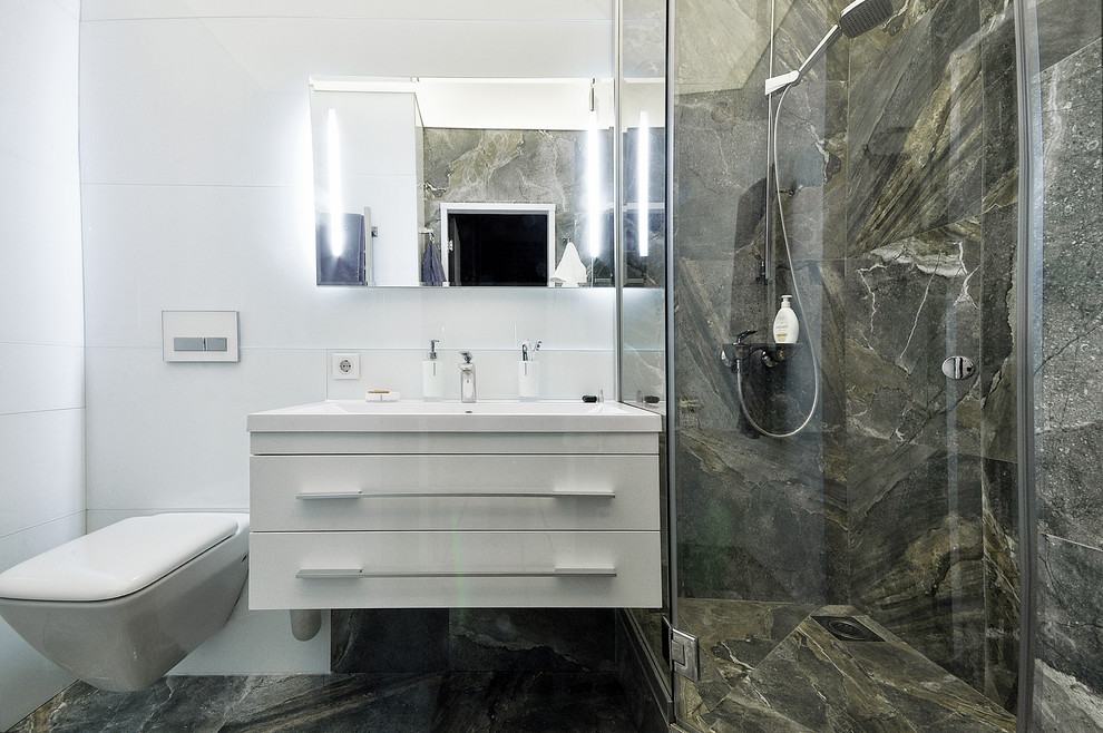 Пример оригинального дизайна: ванная комната в современном стиле с инсталляцией, белыми стенами, накладной раковиной и зеркалом с подсветкой