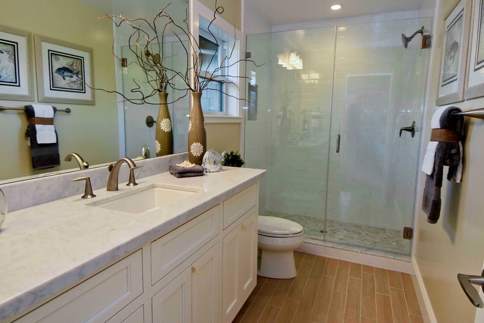 Idéer för ett mellanstort klassiskt badrum med dusch, med vita skåp, luckor med infälld panel, en dusch i en alkov, en toalettstol med separat cisternkåpa, vit kakel, tunnelbanekakel, beige väggar, vinylgolv, ett undermonterad handfat och marmorbänkskiva