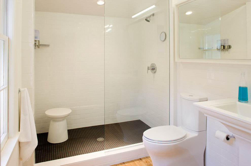 Стильный дизайн: ванная комната в стиле неоклассика (современная классика) с открытым душем, раковиной с пьедесталом и открытым душем - последний тренд