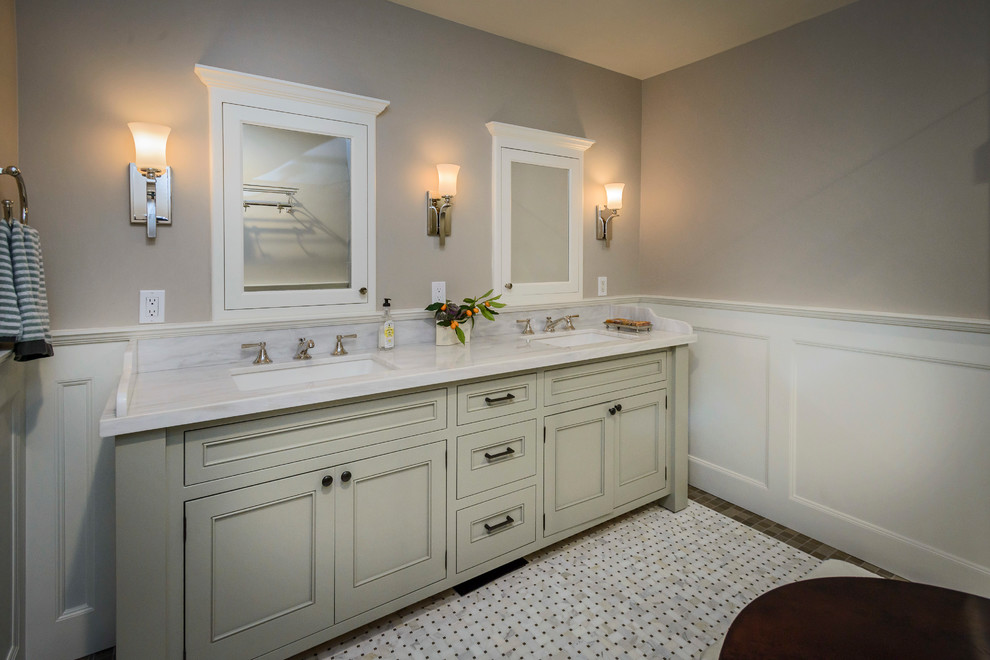 Ejemplo de cuarto de baño tradicional con lavabo bajoencimera, armarios con rebordes decorativos, puertas de armario grises, encimera de mármol, paredes grises y suelo de mármol