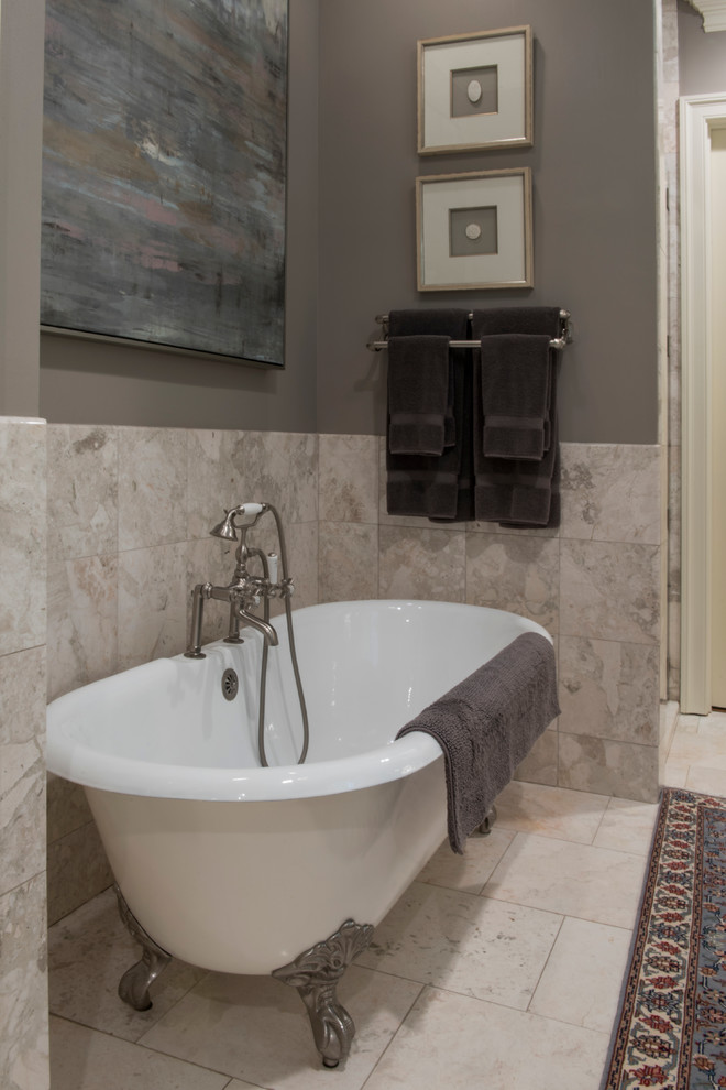 Свежая идея для дизайна: главная ванная комната среднего размера в классическом стиле с серыми стенами, мраморным полом, белыми фасадами, ванной на ножках, плоскими фасадами, белой плиткой, накладной раковиной и белым полом - отличное фото интерьера