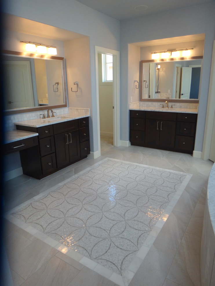 Idéer för ett klassiskt en-suite badrum, med luckor med infälld panel, beige skåp, marmorbänkskiva, vit kakel, mosaik, blå väggar och marmorgolv