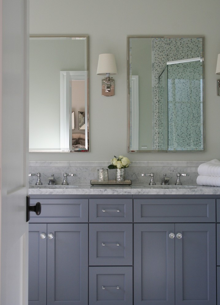 Inspiration för ett mellanstort vintage badrum med dusch, med blå skåp, grå väggar, marmorbänkskiva, skåp i shakerstil, en hörndusch, grå kakel, kakel i småsten, ett undermonterad handfat och dusch med gångjärnsdörr