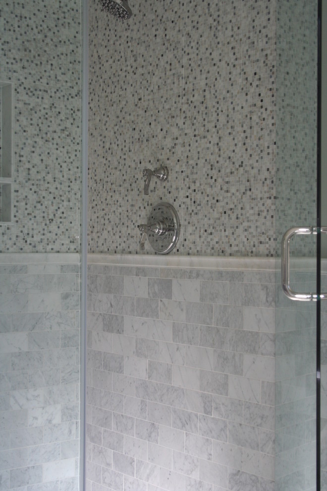 Foto di una stanza da bagno con doccia classica di medie dimensioni con ante in stile shaker, ante blu, doccia ad angolo, piastrelle grigie, piastrelle di ciottoli, pareti grigie, lavabo sottopiano, top in marmo e porta doccia a battente