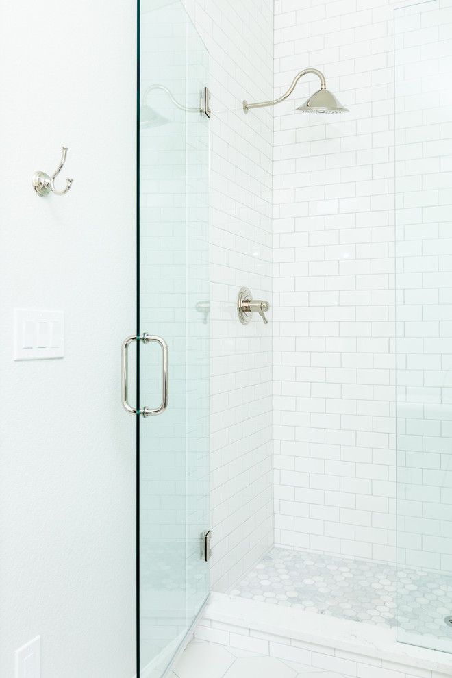 Пример оригинального дизайна: главная ванная комната среднего размера в стиле кантри с фасадами в стиле шейкер, серыми фасадами, отдельно стоящей ванной, угловым душем, унитазом-моноблоком, белой плиткой, керамической плиткой, белыми стенами, полом из керамической плитки, врезной раковиной, столешницей из кварцита, белым полом, душем с распашными дверями и белой столешницей