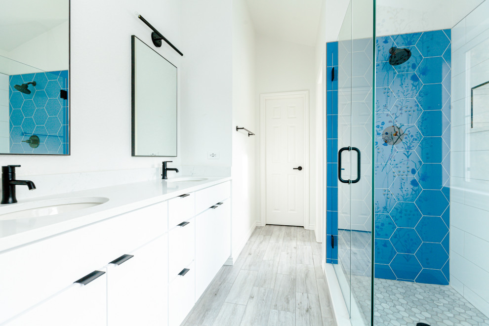 Idee per una stanza da bagno padronale design di medie dimensioni con ante lisce, ante bianche, doccia ad angolo, top in quarzite, porta doccia a battente e top bianco