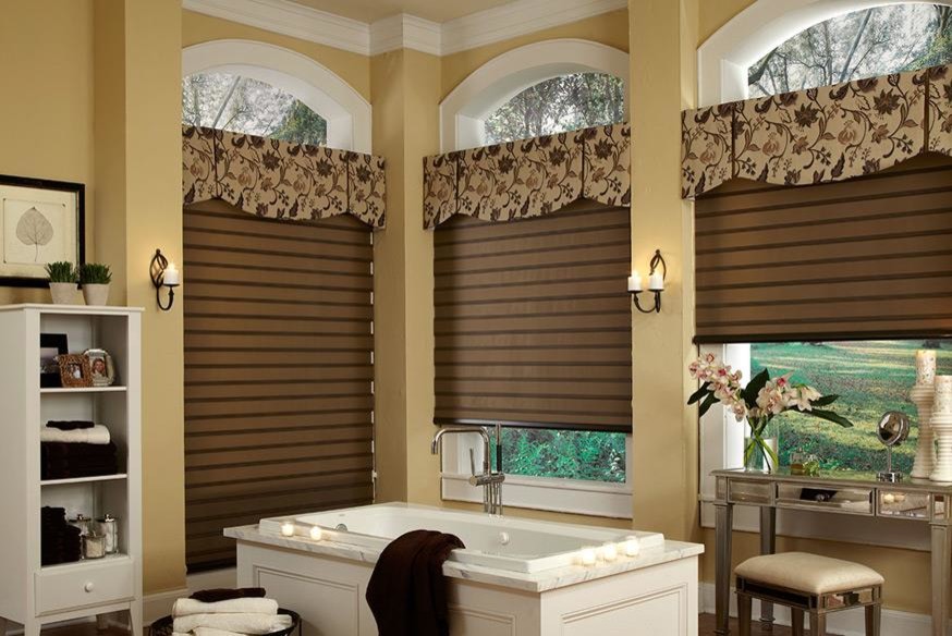 Идея дизайна: огромная главная ванная комната в классическом стиле с накладной ванной и желтыми стенами