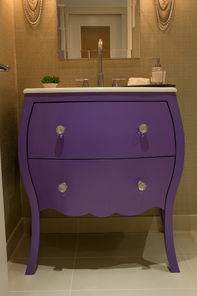 Exemple d'une salle de bain éclectique de taille moyenne avec un placard en trompe-l'oeil, un plan de toilette en surface solide, mosaïque, WC à poser, un lavabo encastré, un mur beige et un sol en carrelage de céramique.
