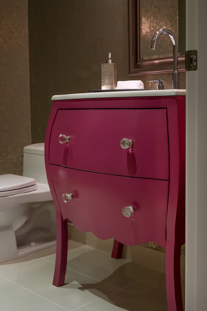 Inredning av ett eklektiskt mellanstort badrum med dusch, med möbel-liknande, bänkskiva i akrylsten, mosaik, en dusch i en alkov, en toalettstol med hel cisternkåpa, ett undermonterad handfat och klinkergolv i keramik