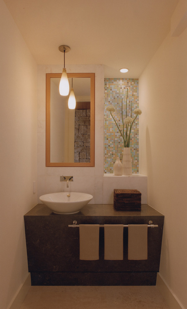 Foto de cuarto de baño contemporáneo con lavabo sobreencimera
