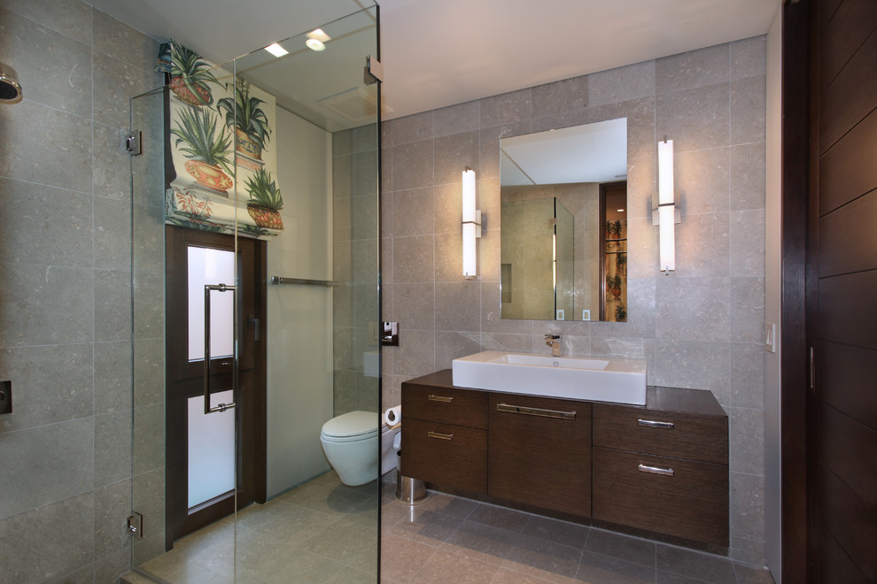 Idée de décoration pour une salle de bain design en bois foncé avec une vasque, un placard à porte plane, une douche ouverte, un carrelage beige et une cabine de douche à porte battante.