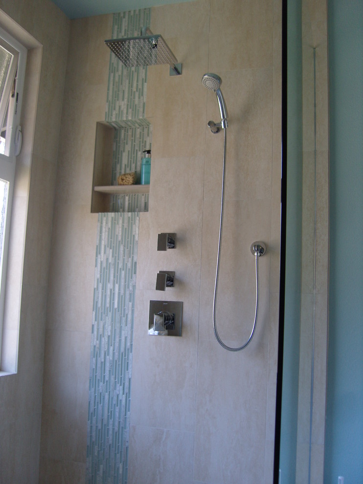 Idée de décoration pour une petite douche en alcôve principale ethnique en bois brun avec un lavabo encastré, un placard à porte plane, un plan de toilette en quartz modifié, WC séparés, un carrelage beige, des carreaux de porcelaine, un mur bleu et un sol en carrelage de porcelaine.