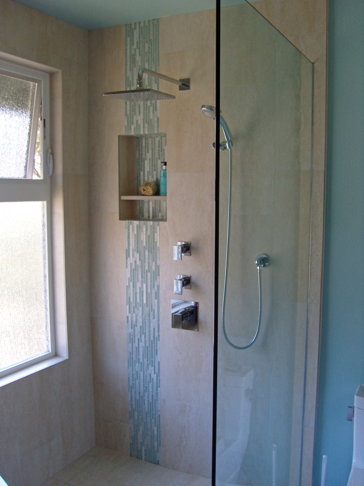 Inspiration pour une petite douche en alcôve principale design en bois brun avec un lavabo encastré, un placard à porte plane, un plan de toilette en quartz modifié, WC séparés, un carrelage beige, des carreaux de porcelaine, un mur bleu et un sol en carrelage de porcelaine.
