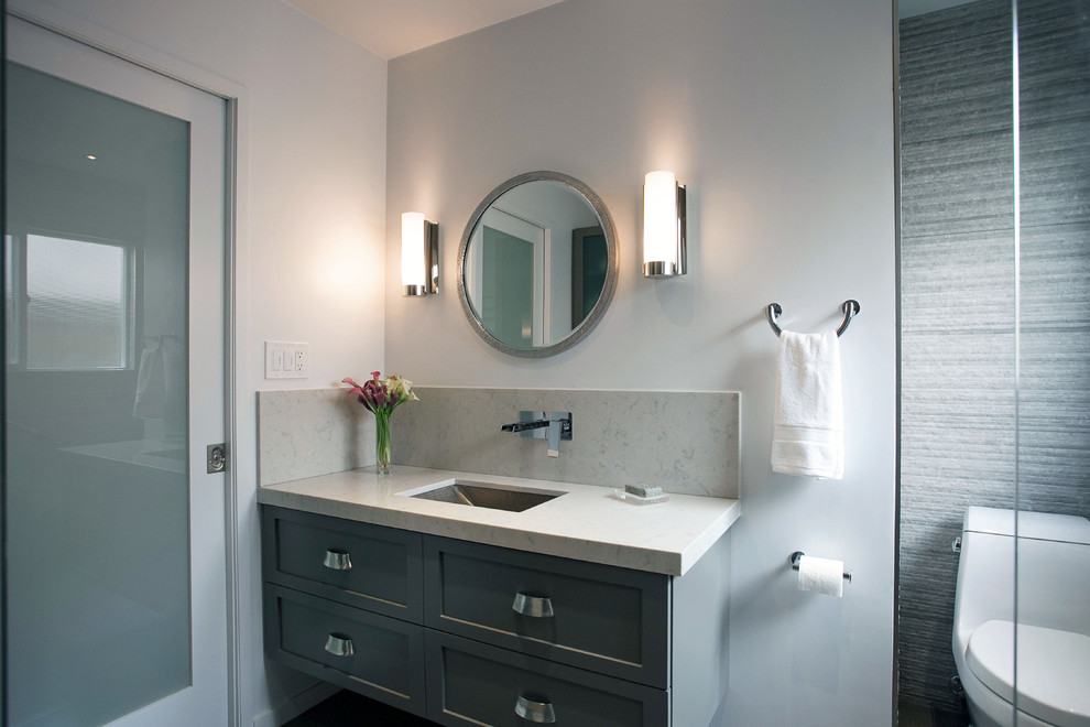 Idéer för att renovera ett mellanstort funkis badrum, med skåp i shakerstil, grå skåp, en kantlös dusch, en toalettstol med hel cisternkåpa, grå kakel, porslinskakel, ett undermonterad handfat och marmorbänkskiva