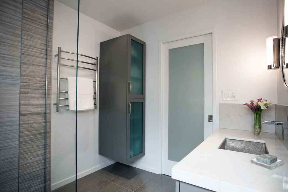 Exempel på ett mellanstort modernt badrum, med skåp i shakerstil, grå skåp, en kantlös dusch, en toalettstol med hel cisternkåpa, grå kakel, porslinskakel, ett undermonterad handfat och marmorbänkskiva
