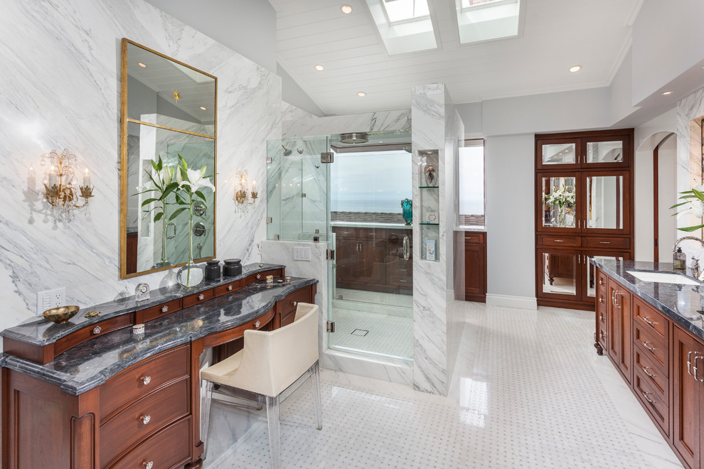 Idées déco pour une salle de bain principale classique en bois brun avec un lavabo encastré, un carrelage blanc, un mur gris, un sol en marbre et un placard avec porte à panneau encastré.