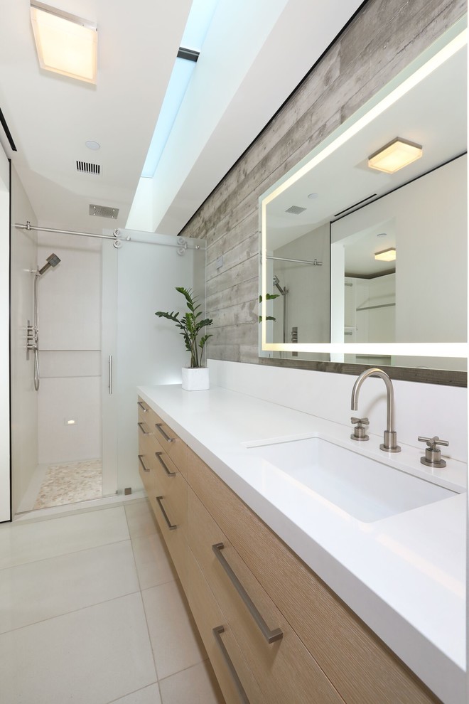 Idéer för ett modernt vit badrum med dusch, med släta luckor, skåp i mellenmörkt trä, en dusch i en alkov, grå kakel, vita väggar, ett undermonterad handfat, grått golv och dusch med skjutdörr