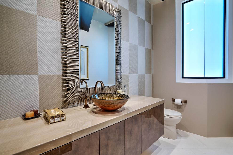 Стильный дизайн: большая ванная комната в современном стиле с плоскими фасадами, фасадами цвета дерева среднего тона, бежевой плиткой, белыми стенами, настольной раковиной, керамогранитной плиткой, полом из известняка и душевой кабиной - последний тренд