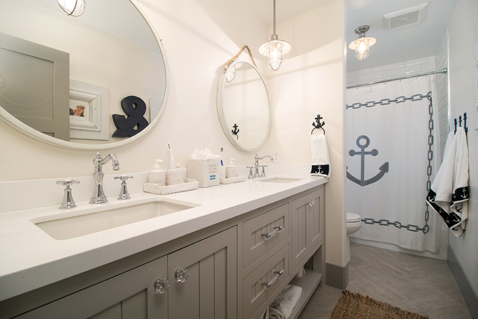 Пример оригинального дизайна: детская ванная комната среднего размера в морском стиле с фасадами в стиле шейкер, серыми фасадами, ванной в нише, душем над ванной, белыми стенами, врезной раковиной, коричневым полом, шторкой для ванной, столешницей из искусственного кварца и белой столешницей