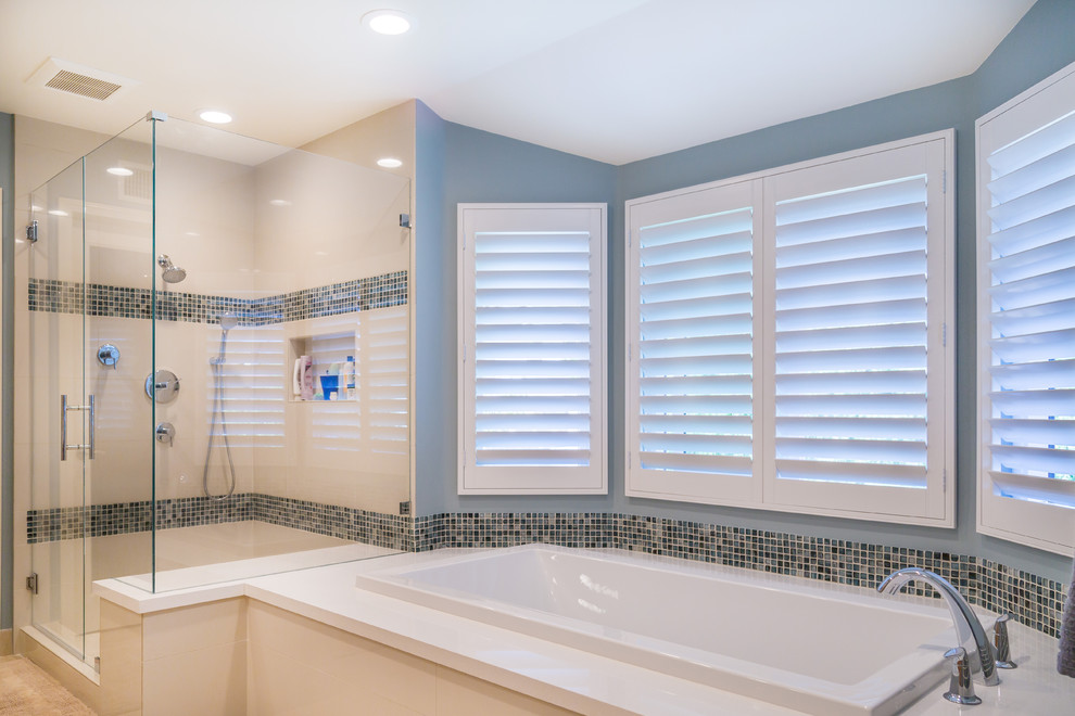 Идея дизайна: главная ванная комната в стиле шебби-шик с врезной раковиной, синими стенами и угловым душем