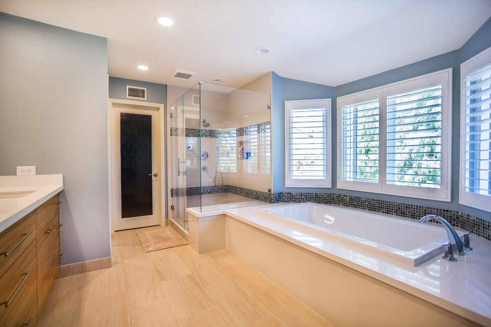 Diseño de cuarto de baño romántico con lavabo bajoencimera y paredes azules
