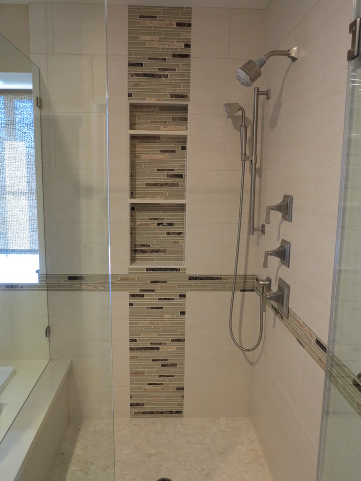 Exemple d'une douche en alcôve principale chic en bois foncé de taille moyenne avec un placard avec porte à panneau surélevé, une baignoire posée, un carrelage beige, un carrelage en pâte de verre, un mur beige, un sol en carrelage de céramique, un lavabo encastré et un plan de toilette en granite.