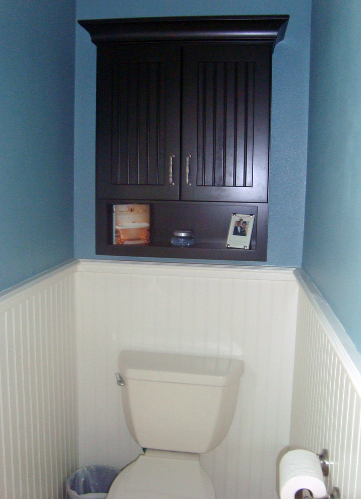 Esempio di una grande stanza da bagno padronale chic con lavabo sottopiano, ante con riquadro incassato, ante bianche, top in granito, vasca da incasso, doccia ad angolo, WC a due pezzi, piastrelle bianche, piastrelle in ceramica, pareti blu e pavimento in gres porcellanato