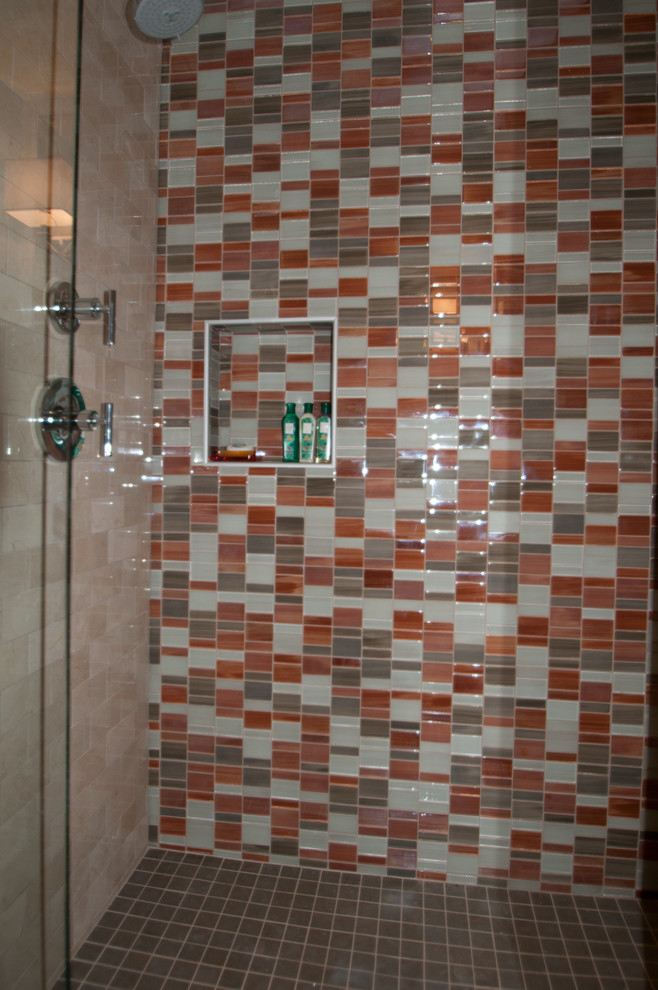 Foto på ett funkis badrum, med en kantlös dusch, grå kakel och glasskiva