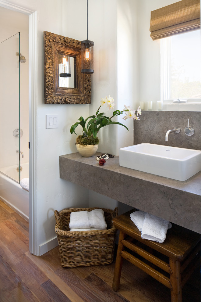 Idéer för ett mellanstort medelhavsstil en-suite badrum, med ett avlångt handfat, ett badkar i en alkov, en dusch/badkar-kombination, en toalettstol med hel cisternkåpa, vita väggar och mörkt trägolv