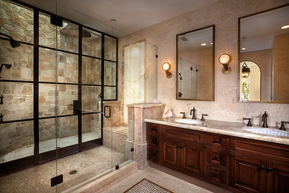 Пример оригинального дизайна: большая главная ванная комната в стиле рустика с темными деревянными фасадами, душем в нише, фасадами с выступающей филенкой, каменной плиткой, бежевыми стенами, мраморным полом, столешницей из гранита и врезной раковиной