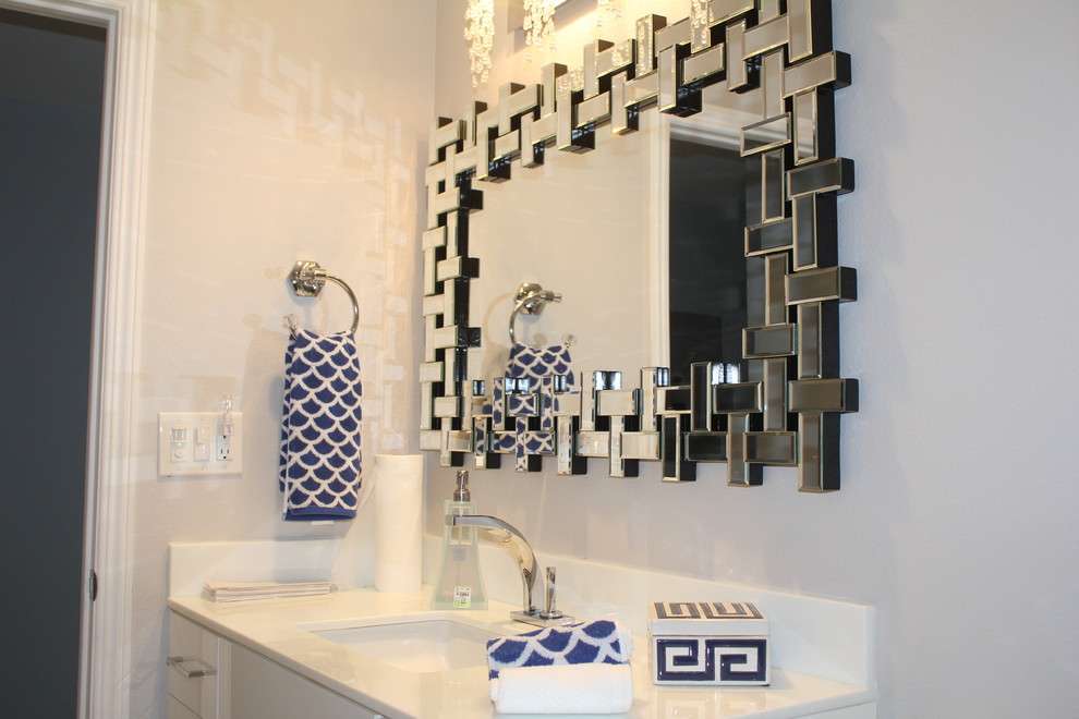 Immagine di una piccola stanza da bagno con doccia contemporanea con ante bianche, pareti grigie, lavabo sottopiano, top in quarzo composito e top bianco