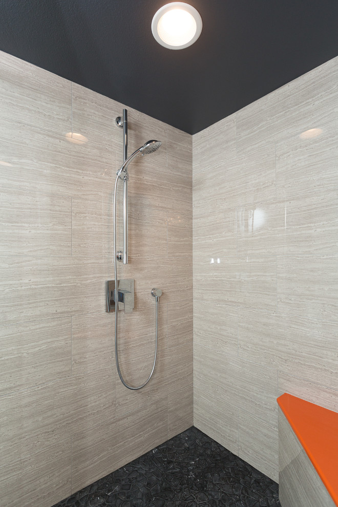 Kleines Modernes Duschbad mit flächenbündigen Schrankfronten, grauen Schränken und Quarzwerkstein-Waschtisch in Orange County