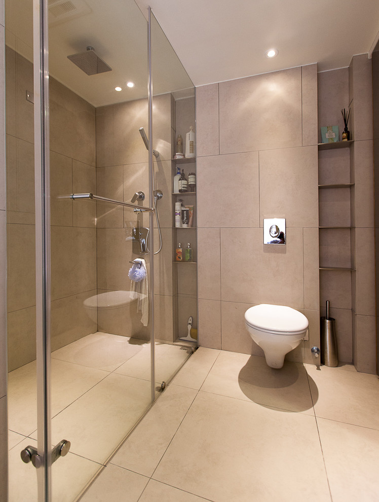 Idéer för ett modernt badrum, med en kantlös dusch och en vägghängd toalettstol