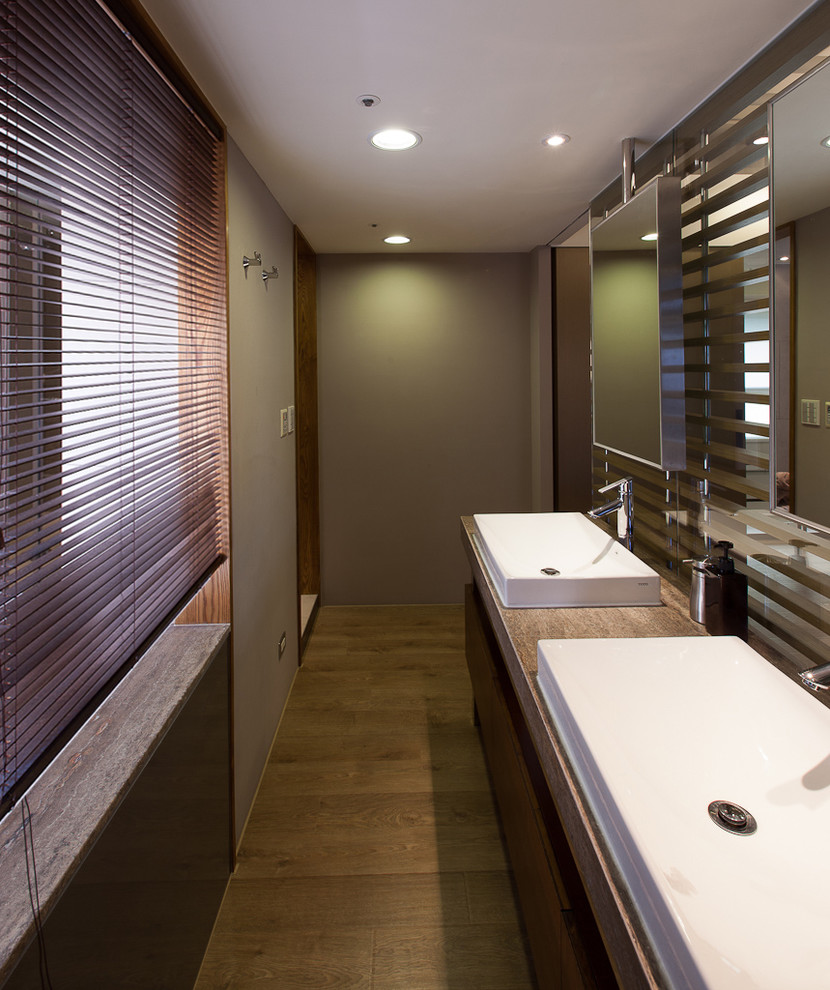 他の地域にあるコンテンポラリースタイルのおしゃれな浴室 (ベッセル式洗面器) の写真
