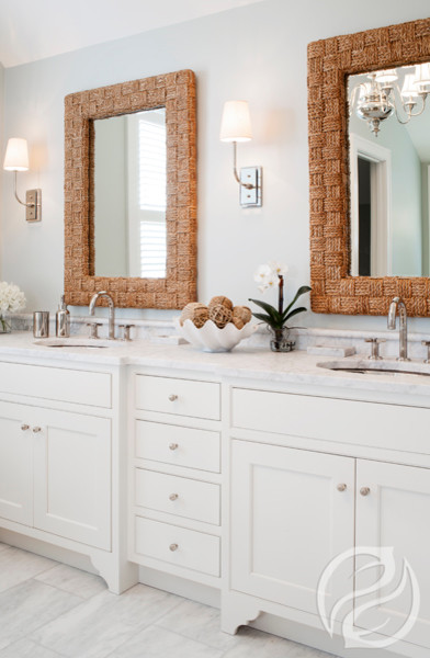 Foto de cuarto de baño costero con armarios con rebordes decorativos, puertas de armario blancas y suelo de madera en tonos medios