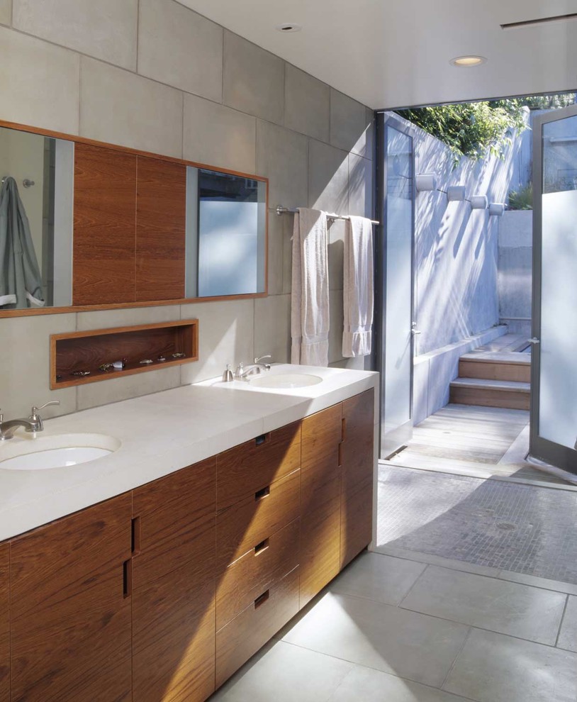 Réalisation d'une salle de bain minimaliste en bois foncé de taille moyenne avec une douche à l'italienne, un placard à porte plane, un carrelage gris, des carreaux de porcelaine, un mur gris, un sol en carrelage de porcelaine, un lavabo encastré, un plan de toilette en quartz et un sol gris.