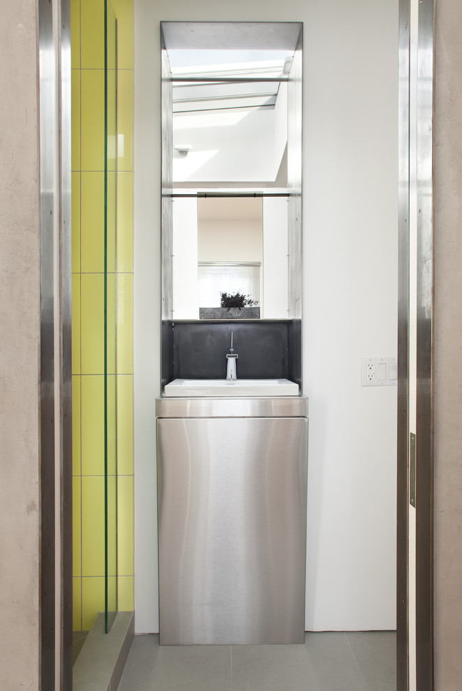 Idées déco pour une douche en alcôve moderne avec un lavabo posé et un carrelage jaune.
