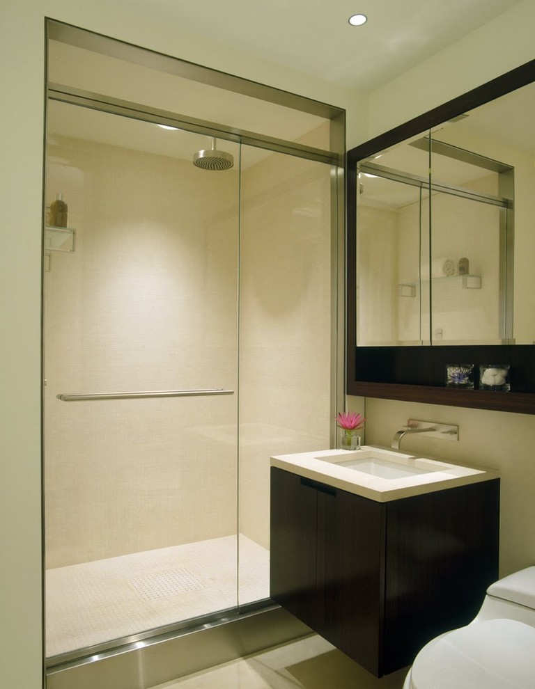 Стильный дизайн: ванная комната в стиле модернизм с врезной раковиной и душем в нише - последний тренд