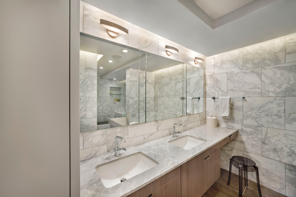 Пример оригинального дизайна: главная ванная комната среднего размера в современном стиле с врезной раковиной, плоскими фасадами, светлыми деревянными фасадами, белой плиткой, мраморной плиткой, белыми стенами, полом из керамогранита и мраморной столешницей