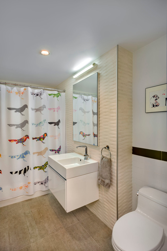 Diseño de cuarto de baño contemporáneo con bañera empotrada, combinación de ducha y bañera, sanitario de una pieza, baldosas y/o azulejos amarillos, paredes blancas, suelo de madera clara y lavabo integrado