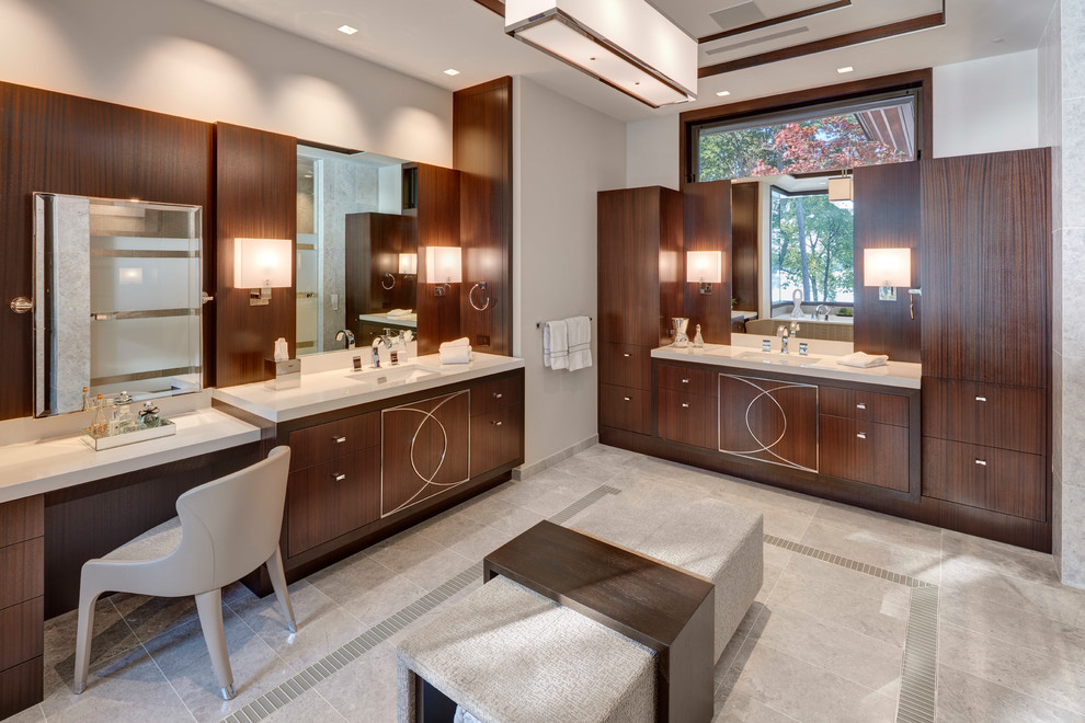 Пример оригинального дизайна: главная ванная комната в стиле ретро с плоскими фасадами, серыми стенами, врезной раковиной, серым полом, бежевой столешницей, темными деревянными фасадами и зеркалом с подсветкой