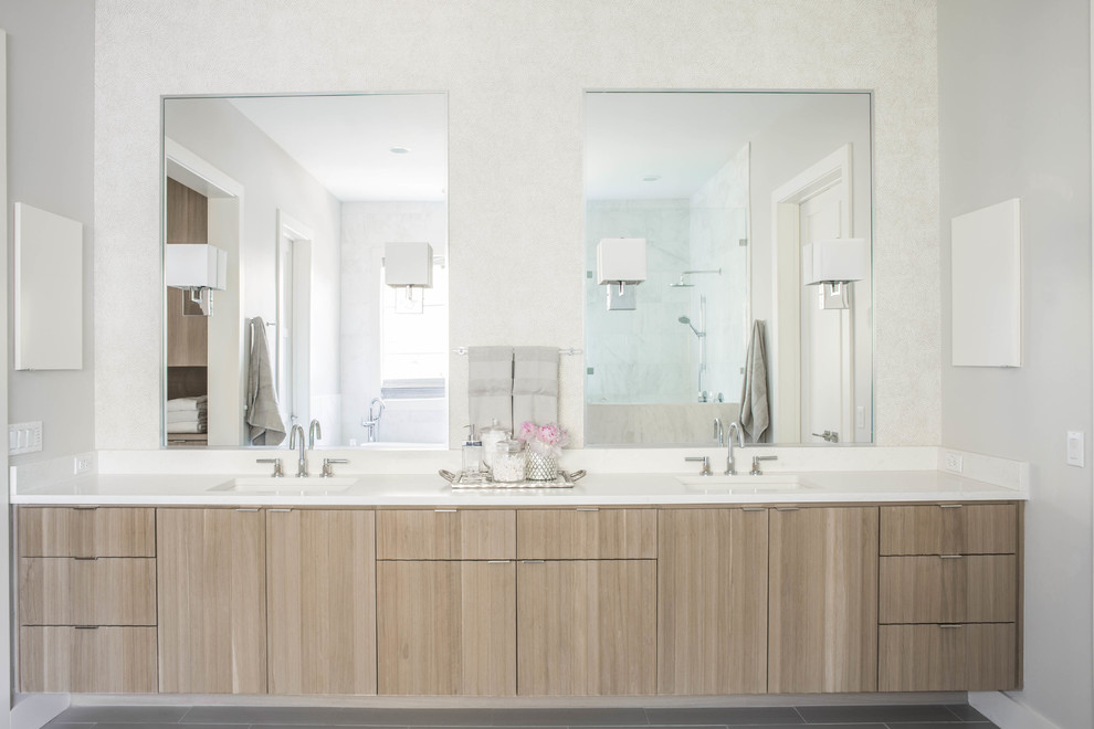 オースティンにあるコンテンポラリースタイルのおしゃれな浴室 (フラットパネル扉のキャビネット、茶色いキャビネット、白いタイル、白い壁、一体型シンク、グレーの床) の写真