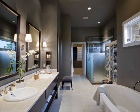 Exemple d'une grande salle de bain principale tendance en bois foncé avec un placard sans porte, une baignoire indépendante, une douche d'angle, un mur gris, un sol en carrelage de porcelaine et un lavabo posé.