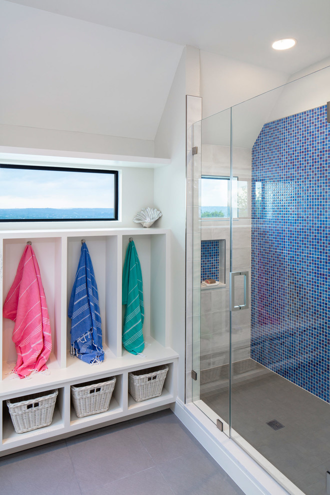 Foto di una stanza da bagno minimal di medie dimensioni con pareti bianche, pavimento grigio e porta doccia a battente