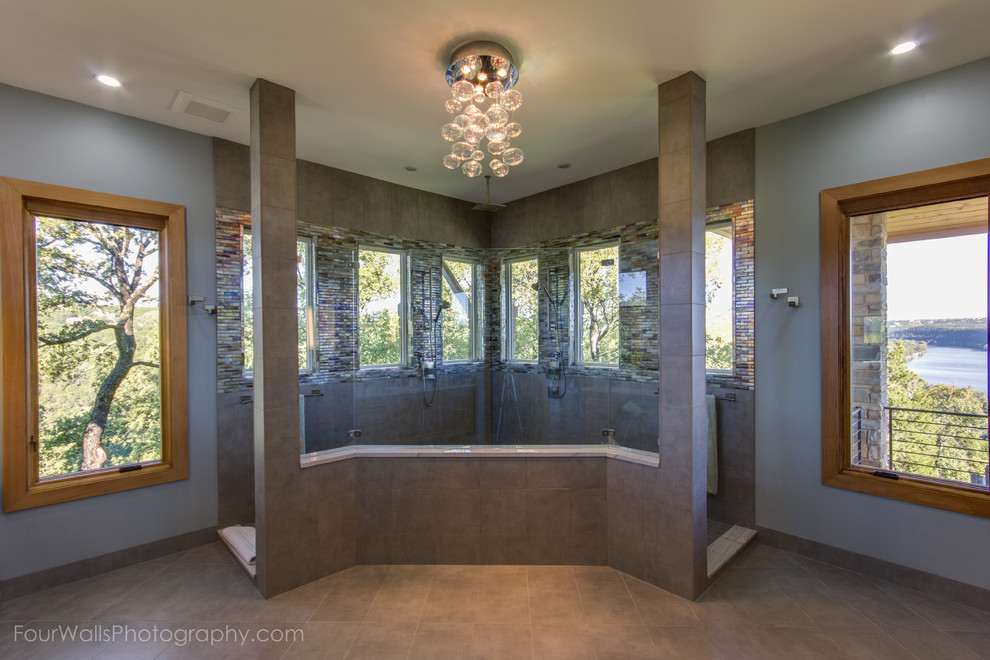 Esempio di una grande stanza da bagno padronale stile americano con doccia doppia, piastrelle beige, piastrelle di vetro, pareti grigie, pavimento con piastrelle in ceramica e pavimento grigio