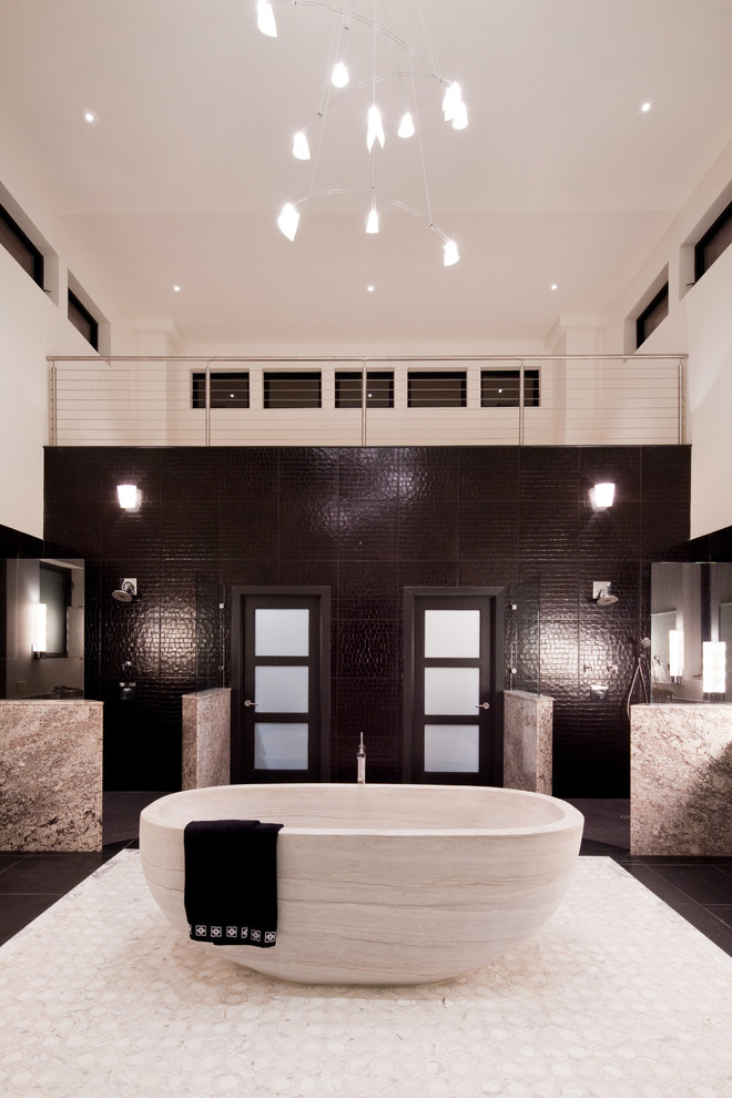 Réalisation d'une grande salle de bain principale design avec une baignoire indépendante, une douche ouverte, un carrelage noir, des carreaux de porcelaine, un mur blanc, un sol en carrelage de porcelaine et aucune cabine.